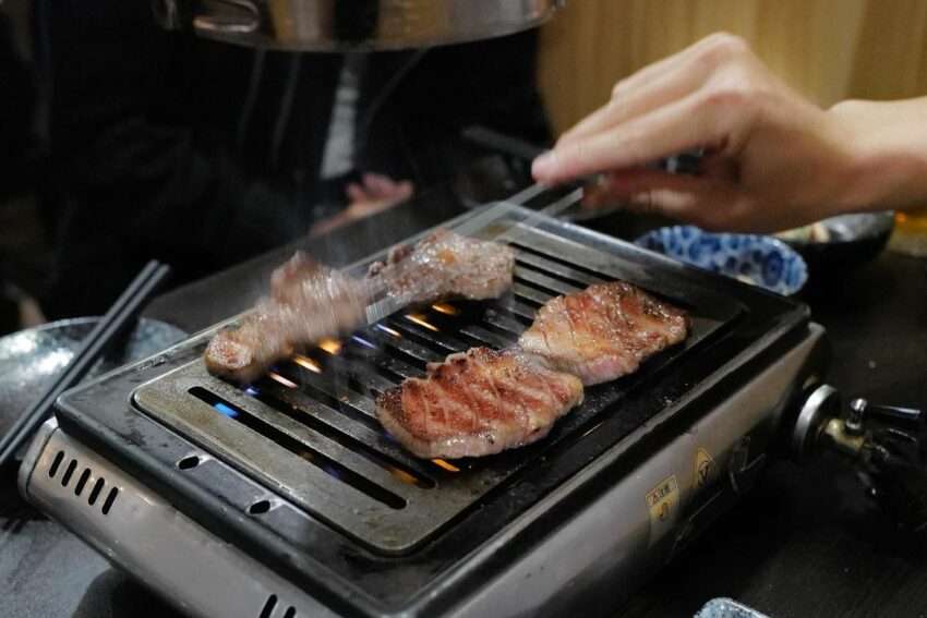 燒肉本氣の店内。低調な日本式の落ち着いた焼肉空間