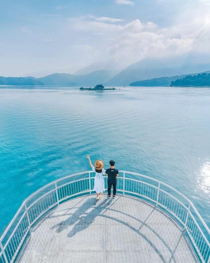 拉魯島の遠景。日月潭の湖心に浮かび、四方を水に囲まれている