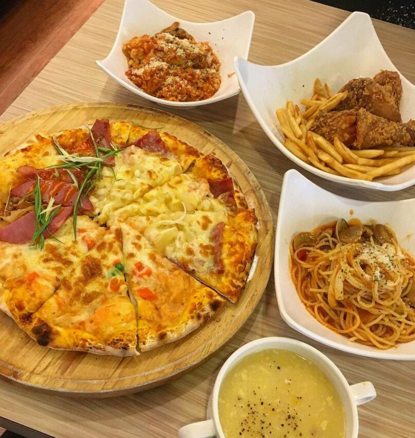 ダブルチーズの窯焼きピザ。チーズが伸び、複数のフレーバーが組み合わさっている