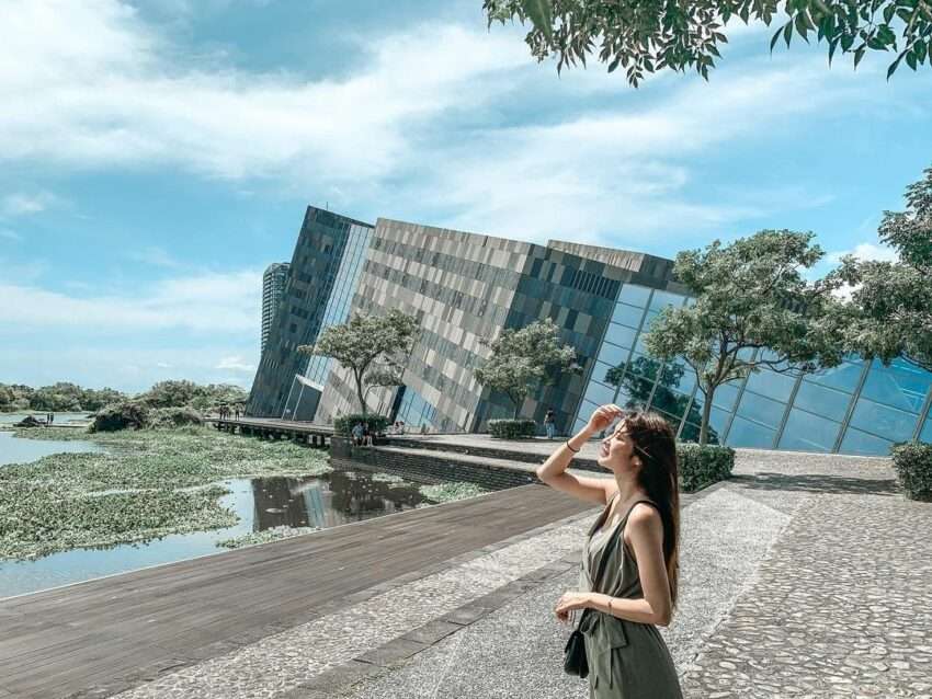 蘭陽博物館の外観。北関海岸の単面山地形をモチーフにした独特の斜切り建築が烏石港のそばに立つ