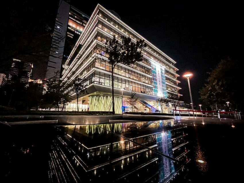 高雄市立図書館本館の外観。建築が地面から浮いているように見え、ガラスカーテンウォールが空を映している