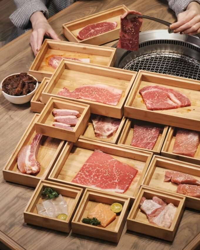本格和牛燒肉放題のオーストラリア和牛の肉皿。霜降りが豊かな食べ放題の肉品
