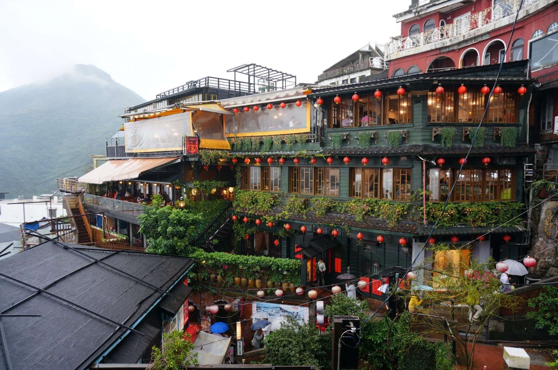 九份の茶楼。山の斜面に建ち、窓の外に山城と海の景色が広がる。