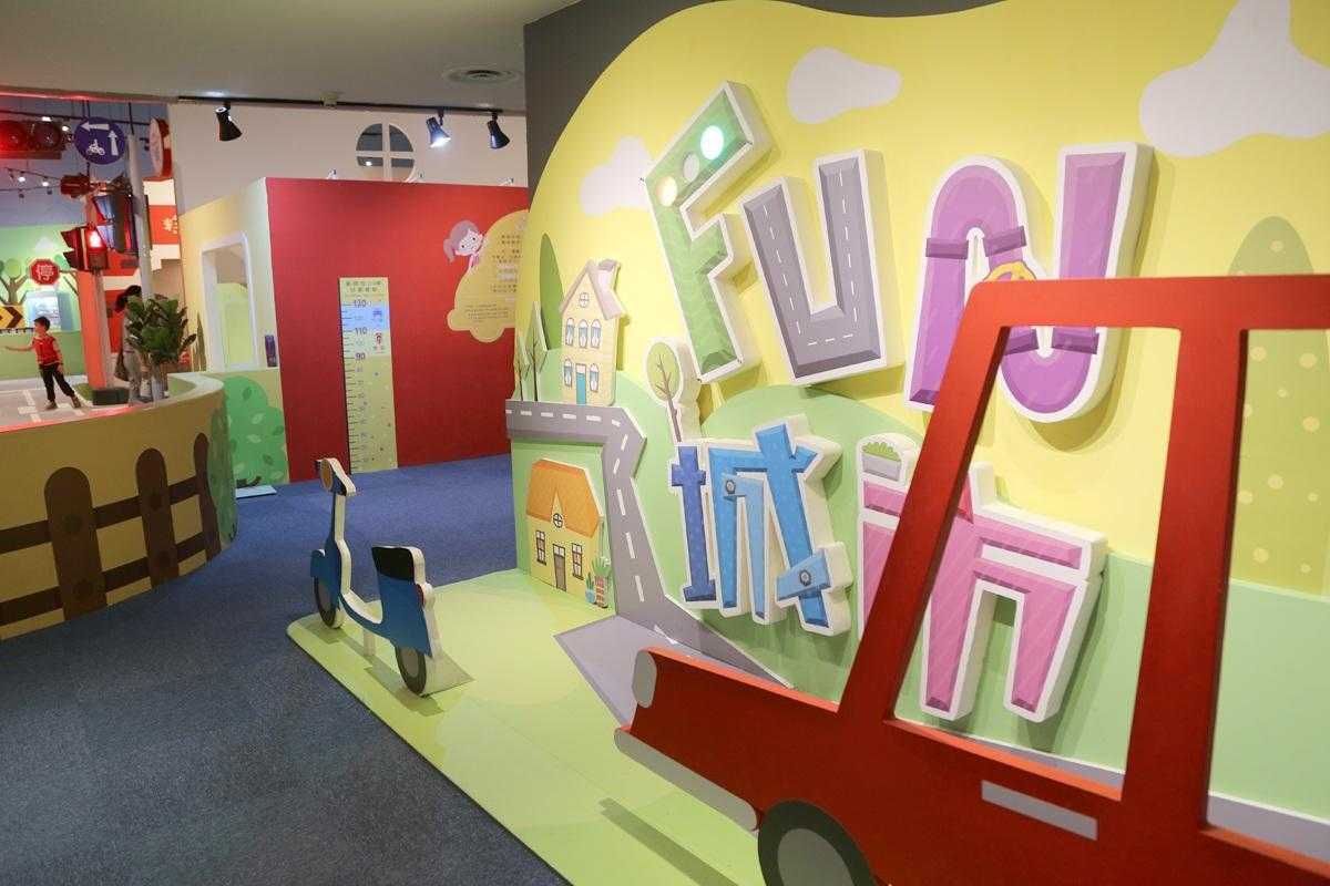 Fun城市展示ホール内に設けられた車道と歩道。子どもたちが運転シミュレーションを体験している