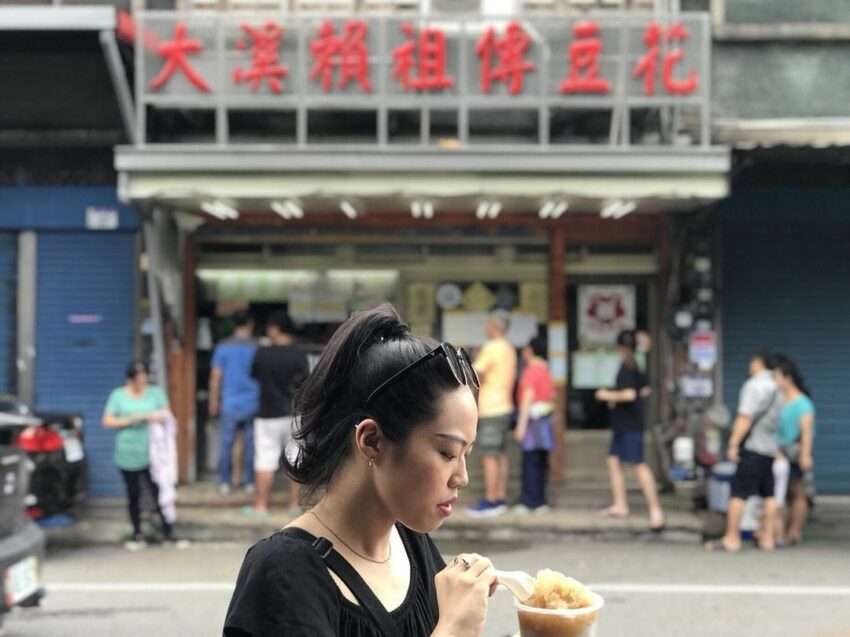 大渓頼祖伝豆花店の豆花。なめらかな白い豆花にトッピングが添えられている