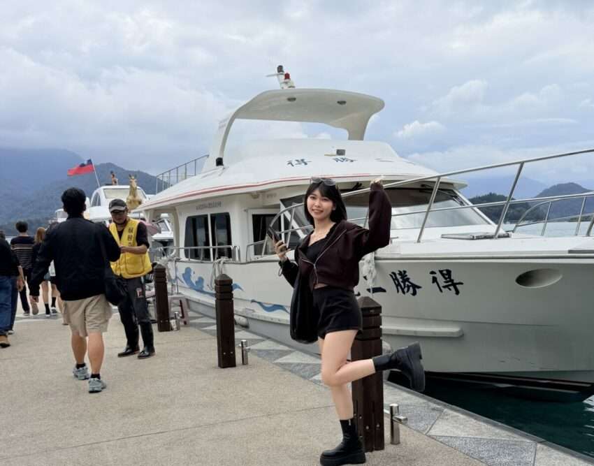 玄光寺埠頭付近の湖景。早朝の薄霧が湖面に漂っている