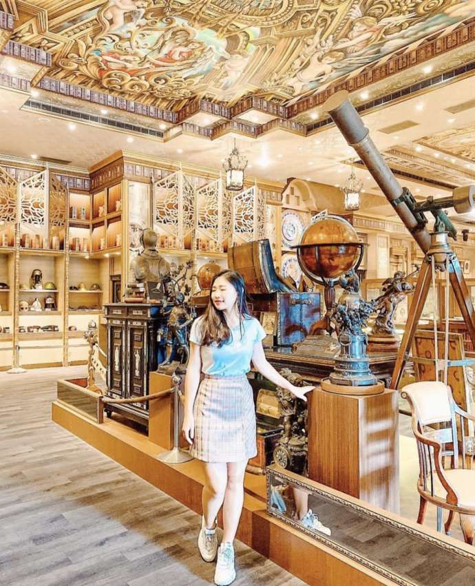 新天地西洋博物館の館内。ヨーロッパ風のアンティーク調度品や装飾品が所狭しと並ぶ
