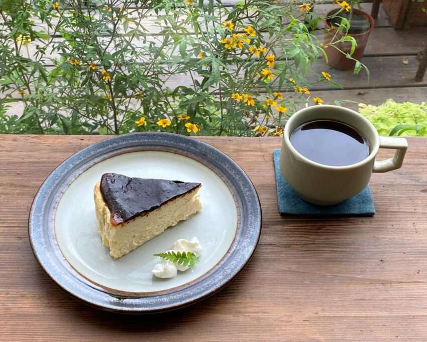 小花徑 minami coffee:緑に囲まれた開放的なカフェ空間