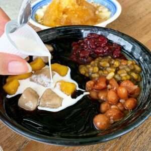 和平豆花の芋圓仙草奶凍豆花。芋圓・さつまいも圓・仙草ゼリー・豆類が豊かに盛られている