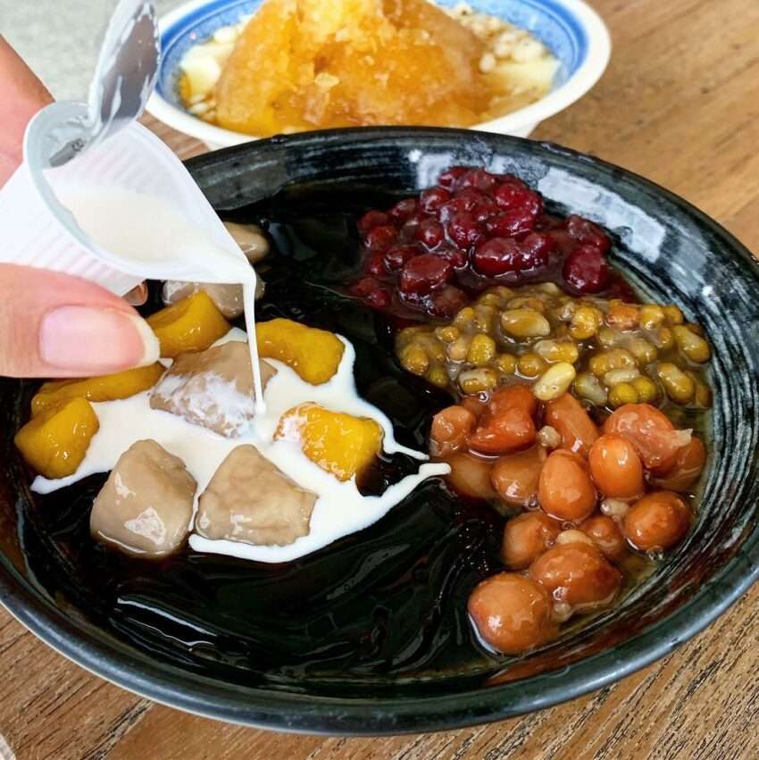 和平豆花の芋圓仙草奶凍豆花。芋圓・さつまいも圓・仙草ゼリー・豆類が豊かに盛られている