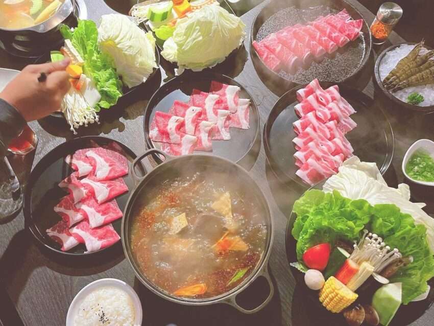 輕井澤鍋物の店内。明るく清潔感のある日式インテリア