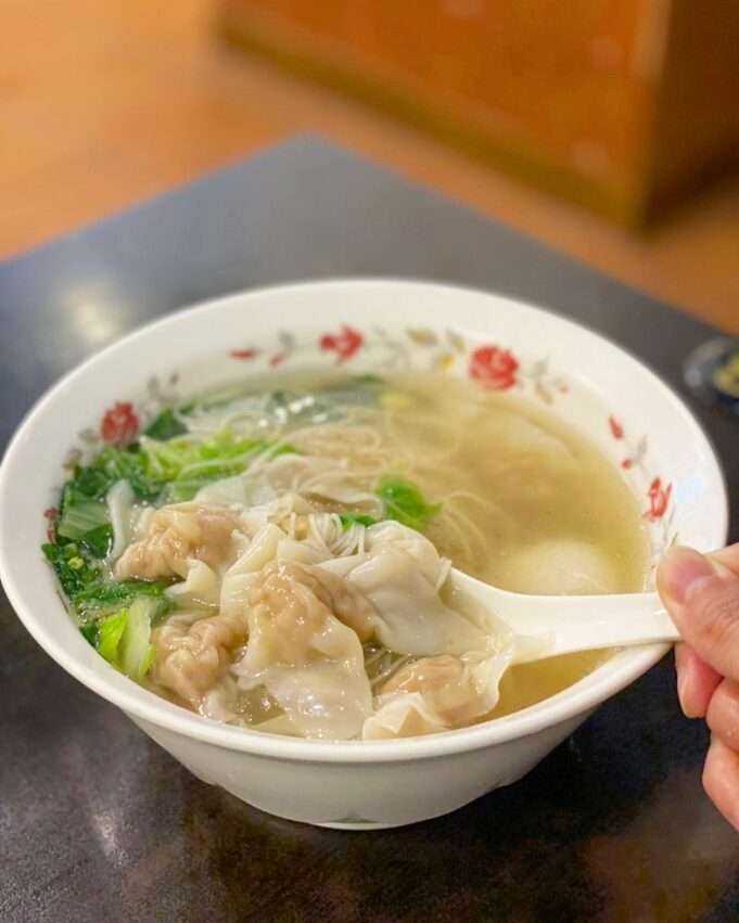 汾陽餛飩のワンタンスープ。皮が薄く具がたっぷりで、スープは澄んでいて甘みがある