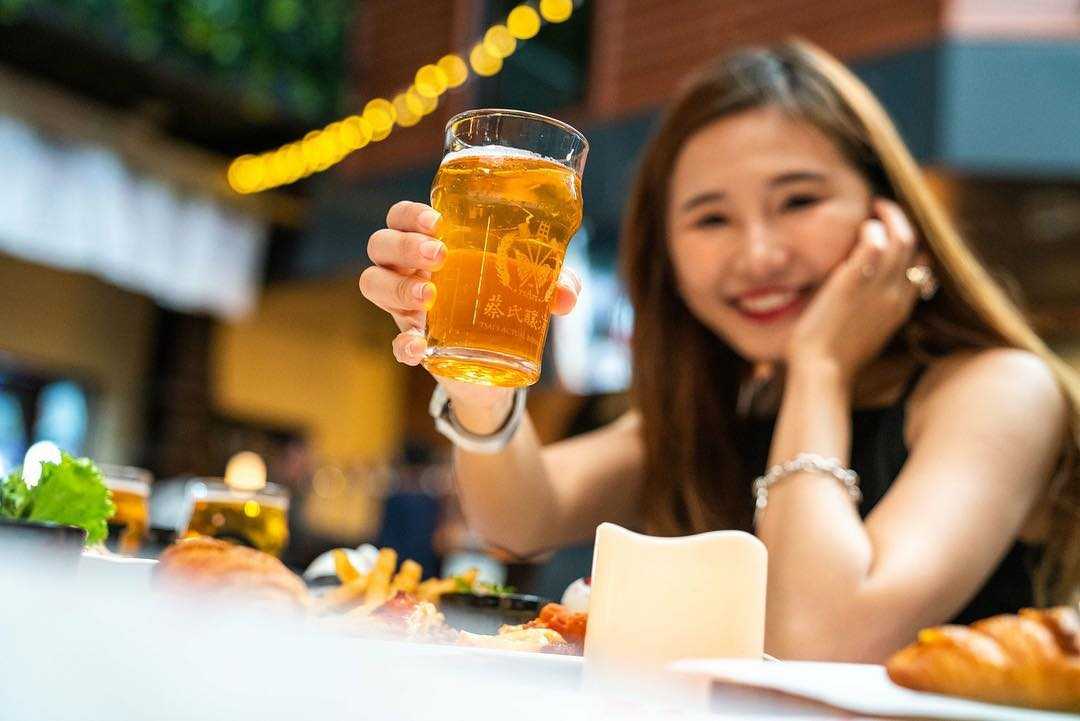蔡氏醸酒観光工場の英国風インダストリアルスタイルの外観と看板