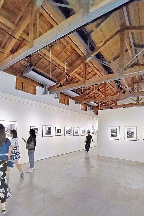 29名の台湾写真家の作品が並ぶ展示室。時代ごとに台湾の表情が変わる様子が伝わる
