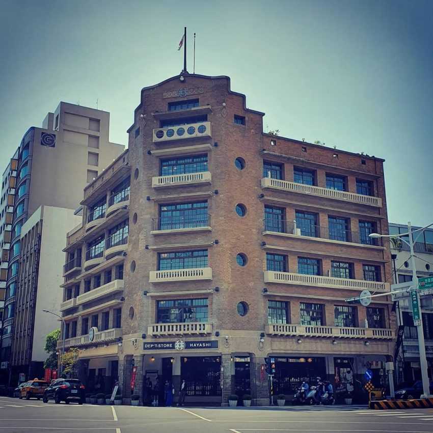 台南林百貨の外観。日本統治時代の建築ファサードが保存されている