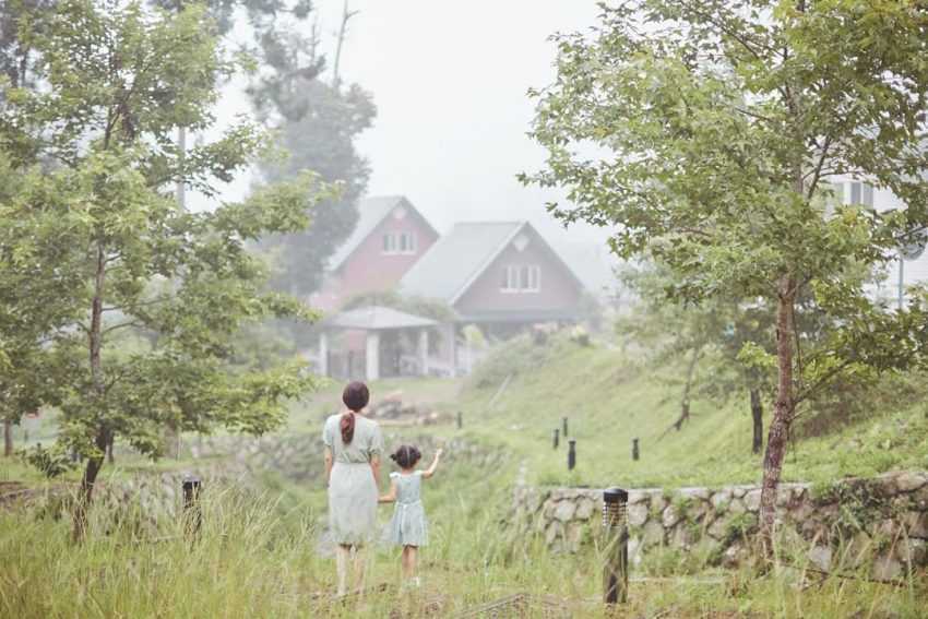 デエナナ部落の鄒族文化施設。伝統的な建物と山の景色が調和している
