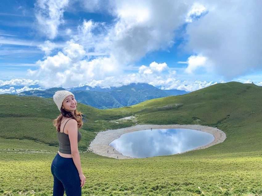 向陽国家森林レクリエーションエリアの嘉明湖登山道起点付近。高山草原が広がり、視界が開けている