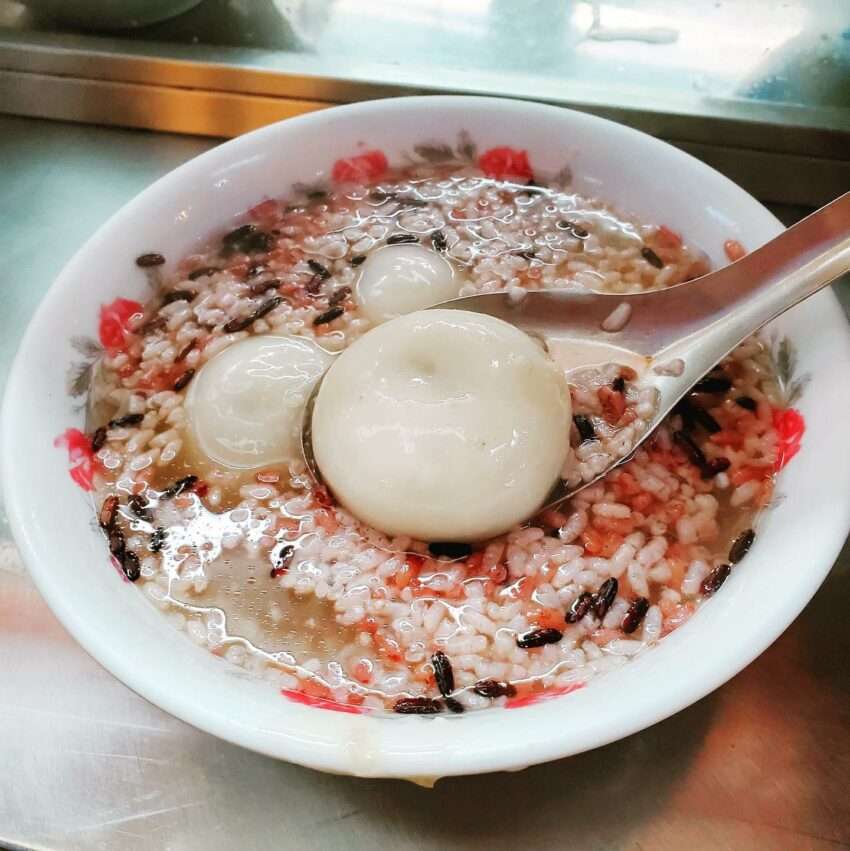 八棟圓仔湯老店の湯圓が器に盛られた様子。丸くふっくらした湯圓と甜酒釀のスープ