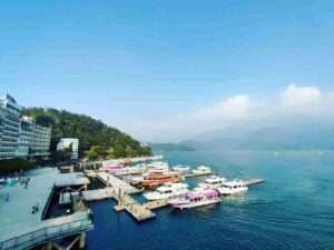 水社桟橋に停泊する遊覧船と湖岸の景色