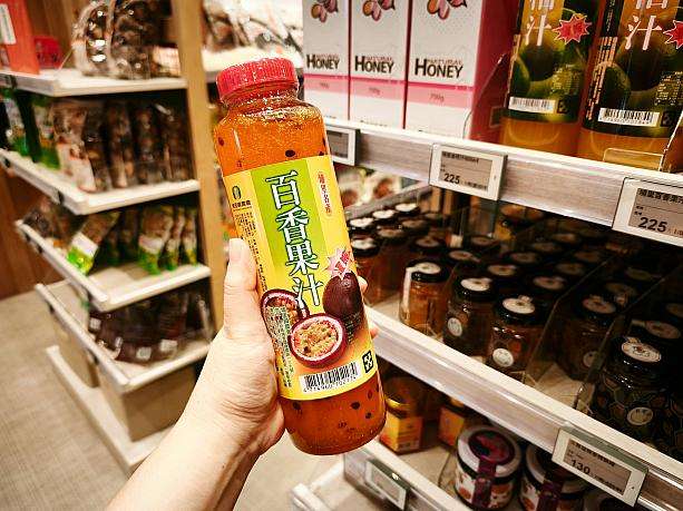 パッションフルーツ濃縮液のボトルが並ぶ棚