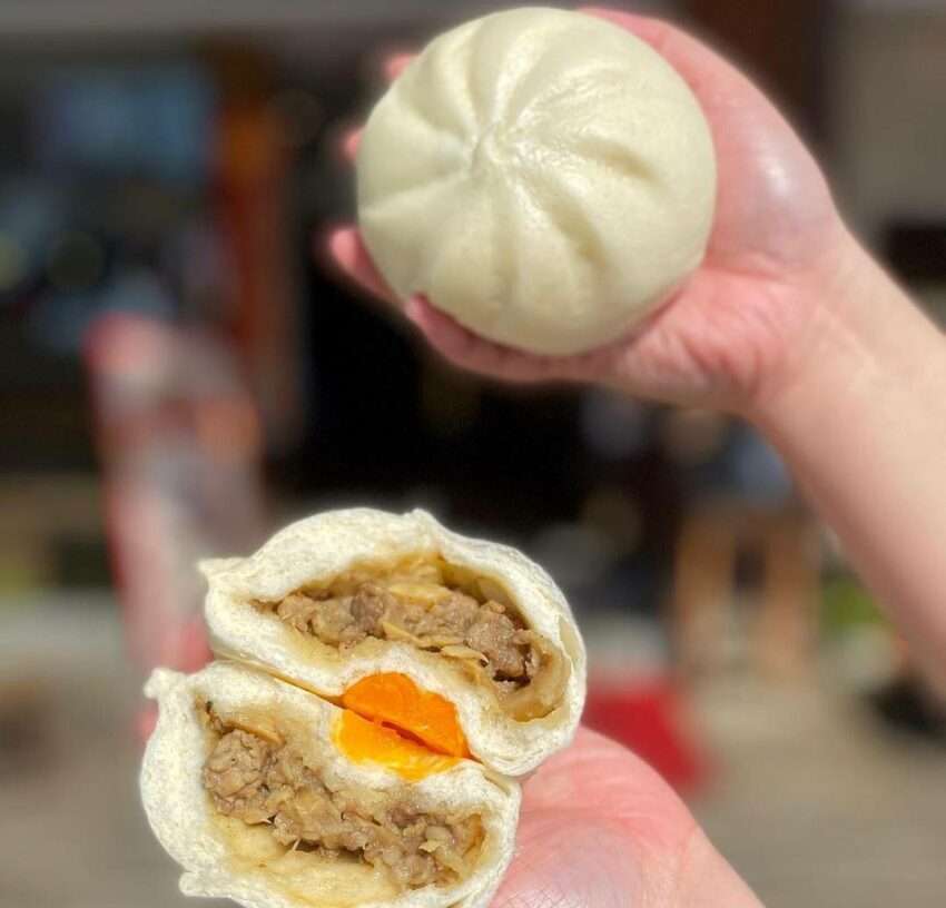 羅記民雄肉包の蒸したての肉まん。薄い皮にぎっしり詰まった具が透けて見える