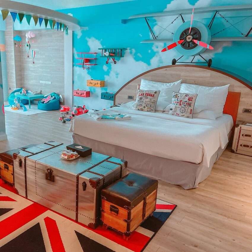 義大皇家酒店の欧式城郭スタイルの外観。親子リゾート向けのフラッグシップホテル