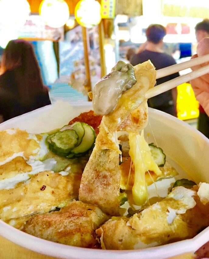 強蛋餅の屋台で作りたての卵クレープ。外側がきつね色に焼き上がっている
