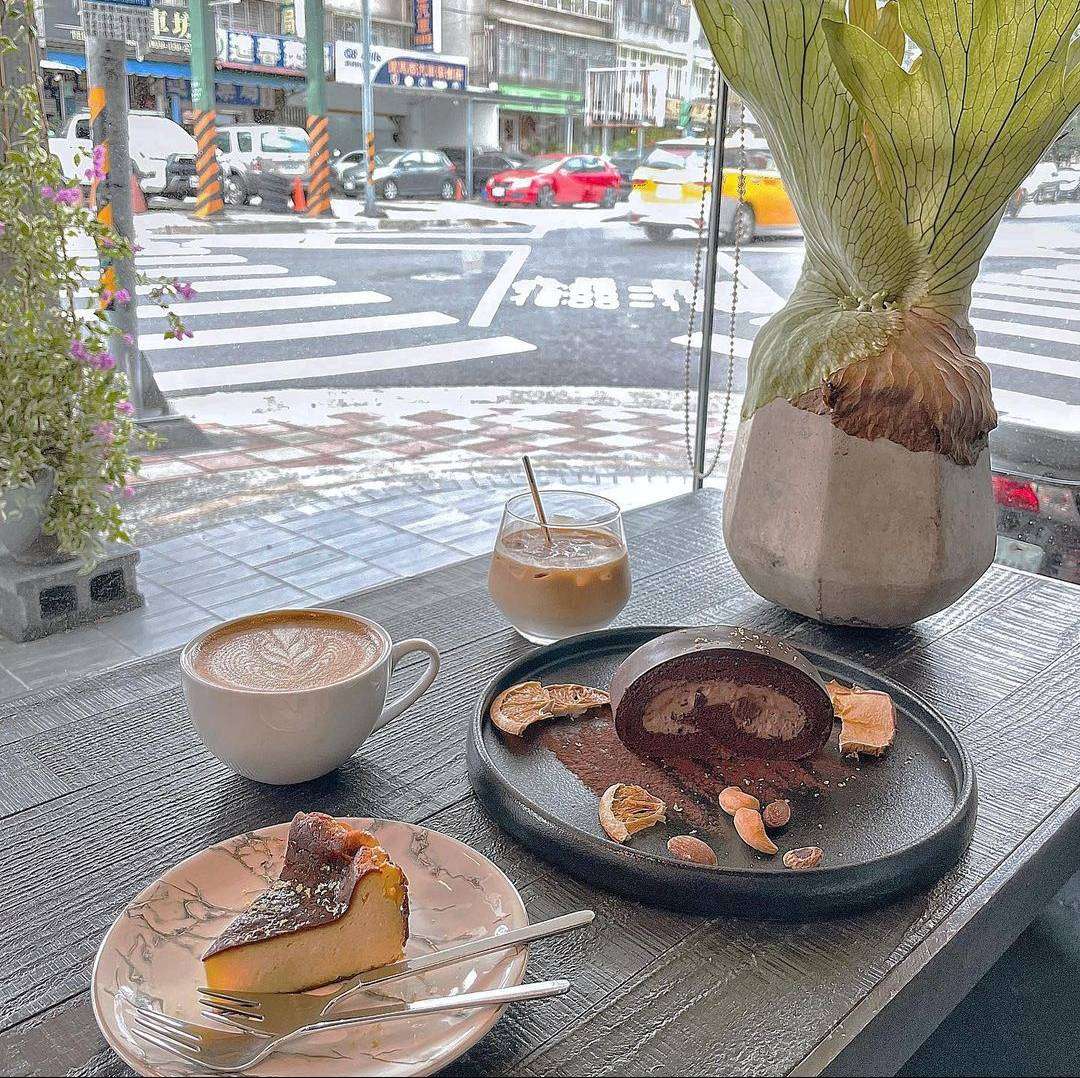 穠咖啡のコーヒーとスイーツ。シンプルで丁寧な盛り付け