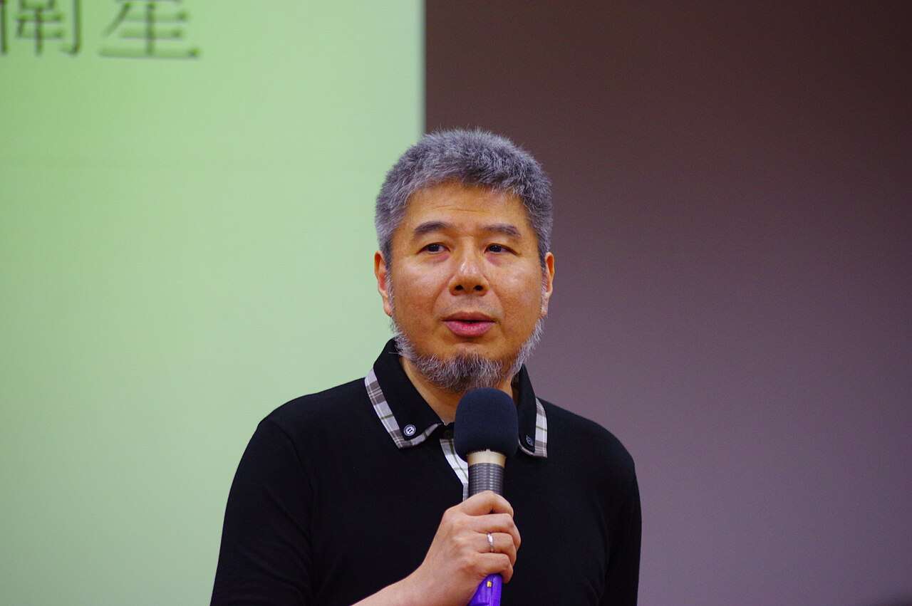 台北市内の文化施設で展示を鑑賞する来場者の様子