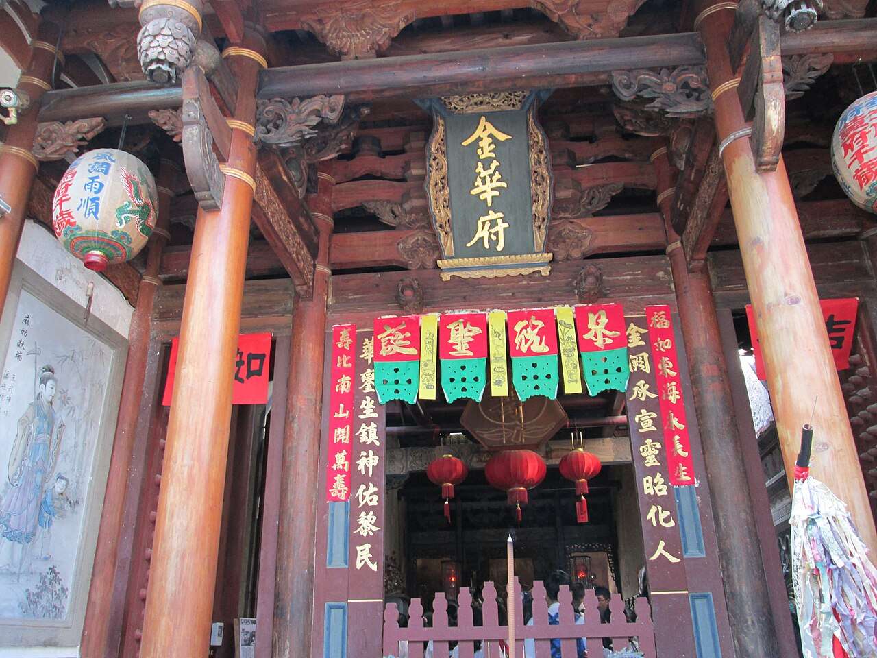 台南旧市街に残る伝統的な廟の装飾と朱塗りの外観