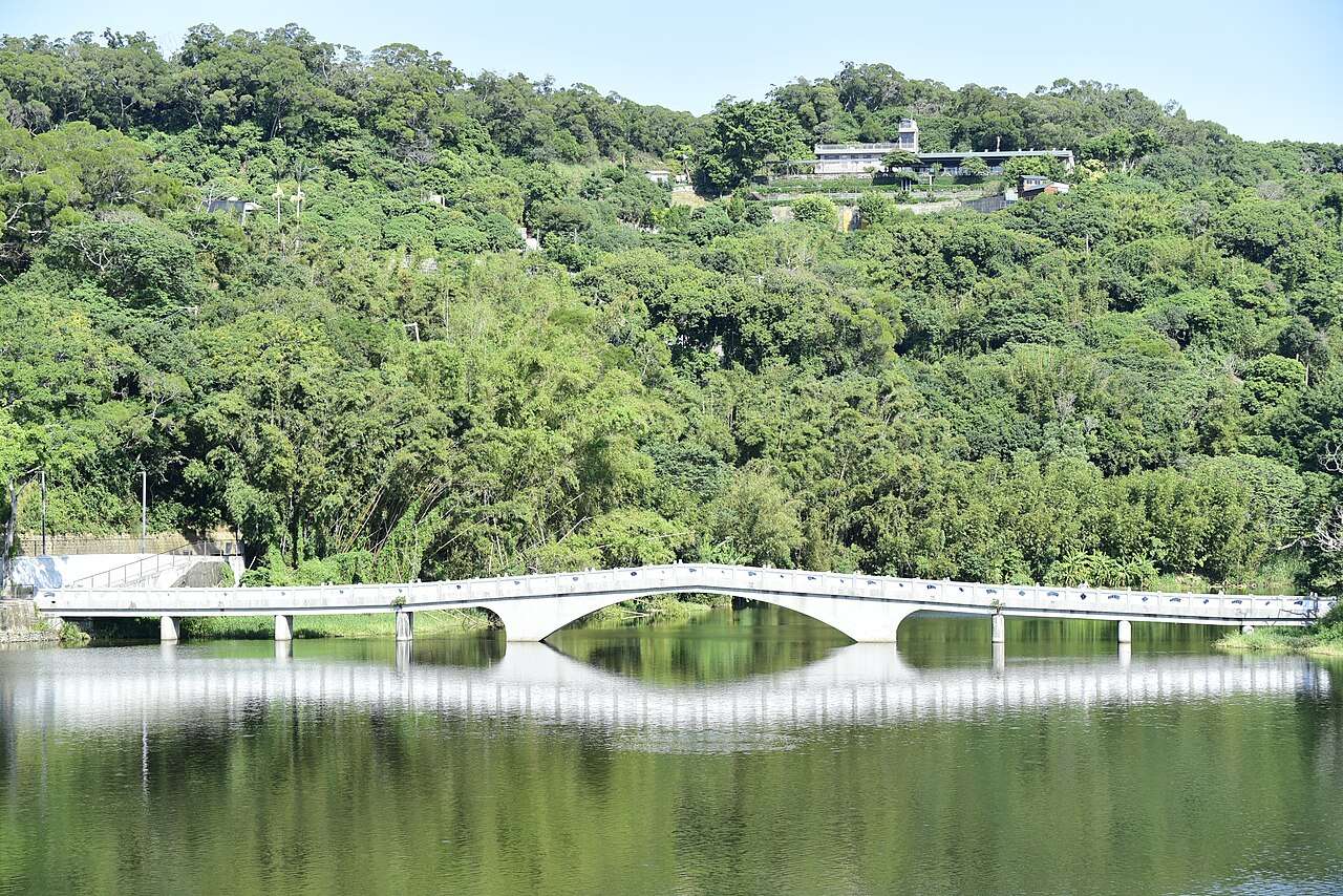新竹青草湖の湖面に映る緑豊かな周辺の景観