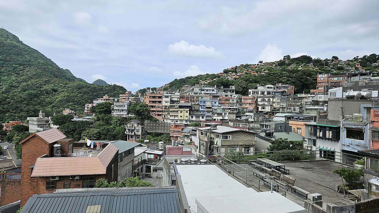 山の斜面に連なる九份の赤提灯と伝統建築の街並み