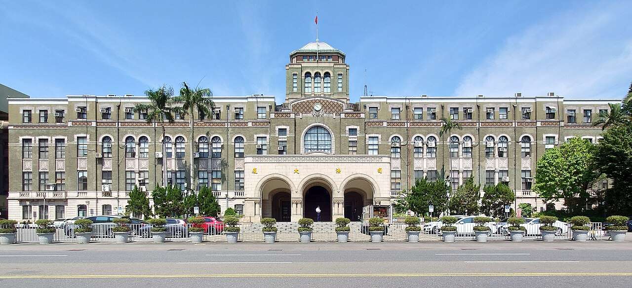 台湾司法院庁舎の外観。白いヨーロッパ古典様式の列柱と丸屋根が特徴的な建築