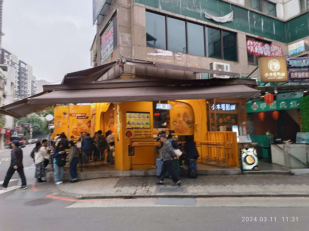 台北・永康街の路地風景。おしゃれなカフェやスイーツ店が並ぶエリア