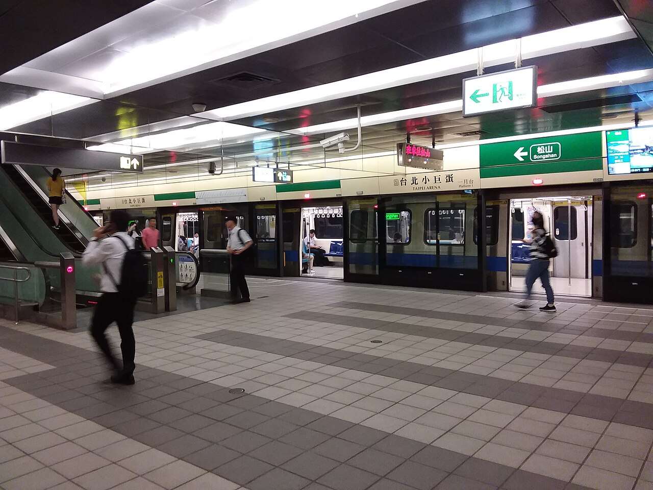 夜間の台北MRT駅ホーム。清潔で明るい構内