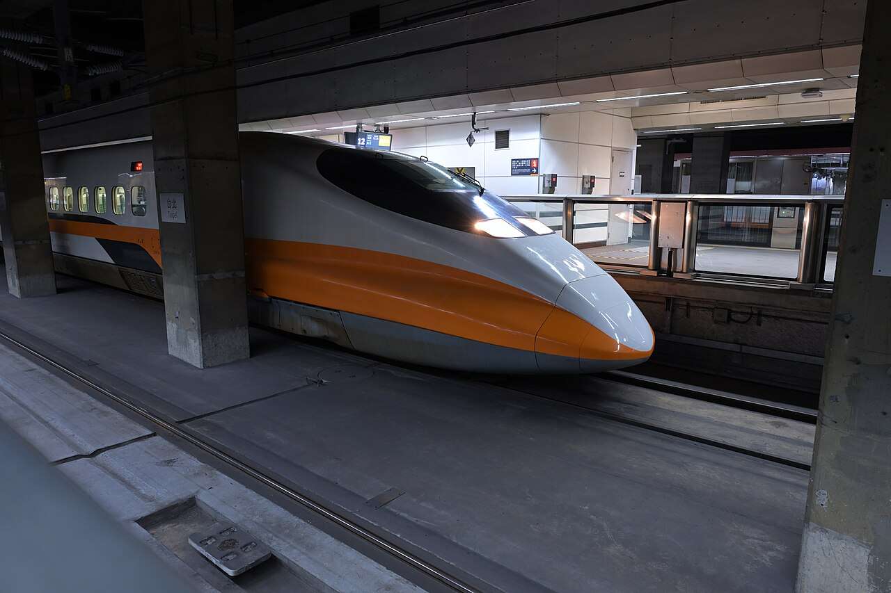 台北駅のホームに停車する台湾高鉄の列車