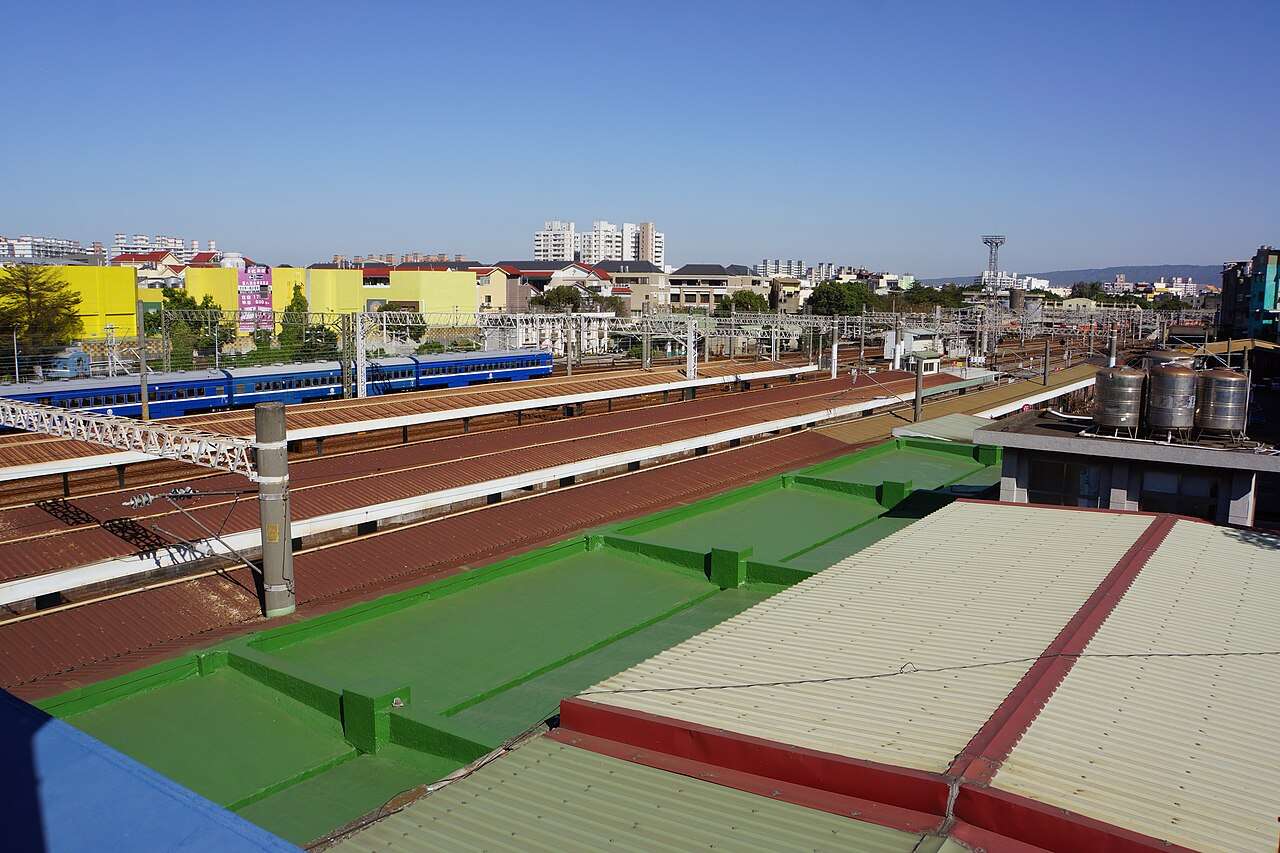 彰化駅の外観と周辺広場