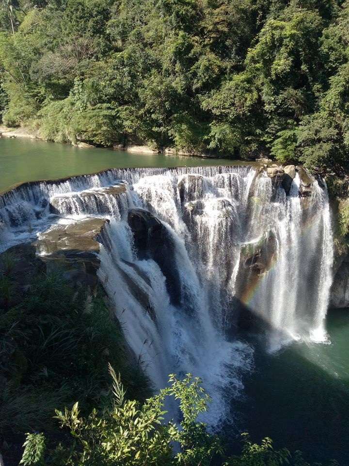 十分瀑布に虹がかかる景観。水量豊かな滝