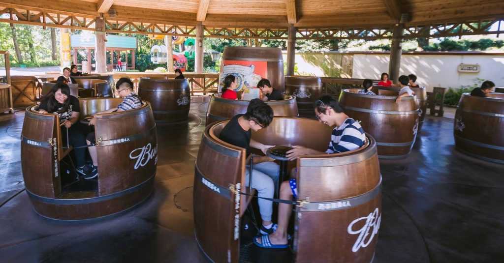 六福村の醉酒桶(酔っ払い樽)回転アトラクション。木樽をモチーフにした乗り物