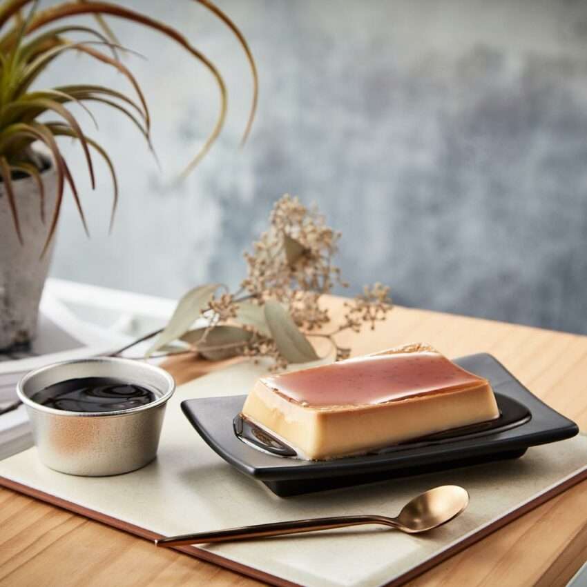 紅磚布丁の商品外観。焦糖色の手作りプリンが並ぶ