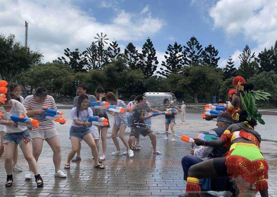 六福村ウォーターパークの夏の水鉄砲イベント。来場者が水を掛け合って楽しんでいる