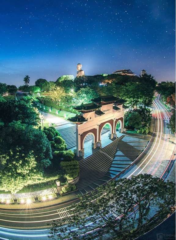彰化の八卦山大仏風景区の夜景。大仏と月明かりが同じ画角に収まっている