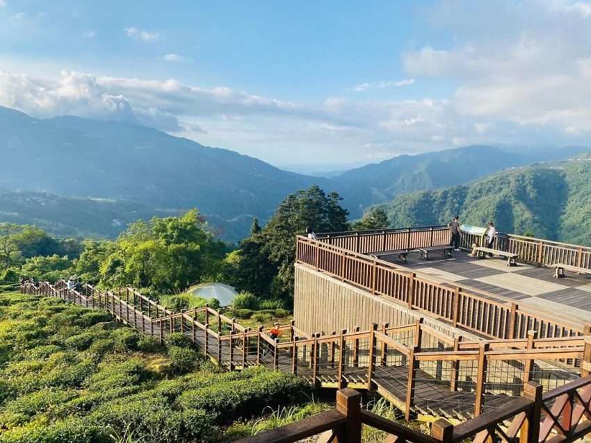 太興岩歩道の展望台から見た山並みと雲海