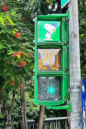 台中市内に設置されたスヌーピーとオラフのコラボ歩行者信号機
