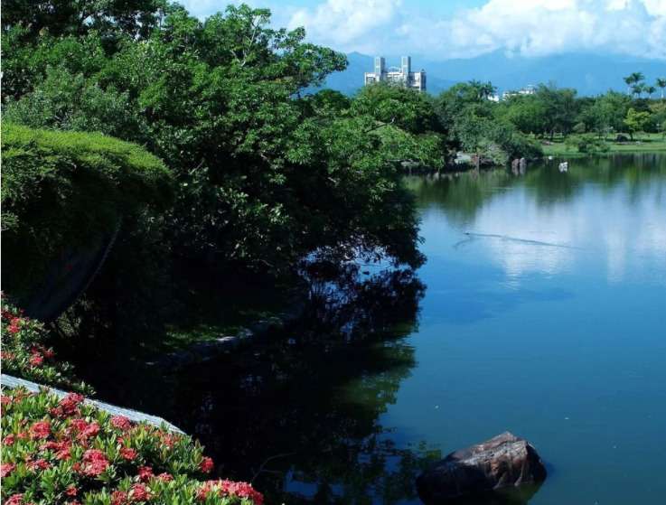 宜蘭の羅東運動公園の湖面の夜景。月明かりが公園の湖面に映り込んでいる