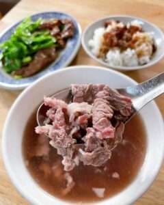 西羅殿牛肉湯の牛肉スープ。淡いピンク色の肉片がシンプルに盛り付けられている