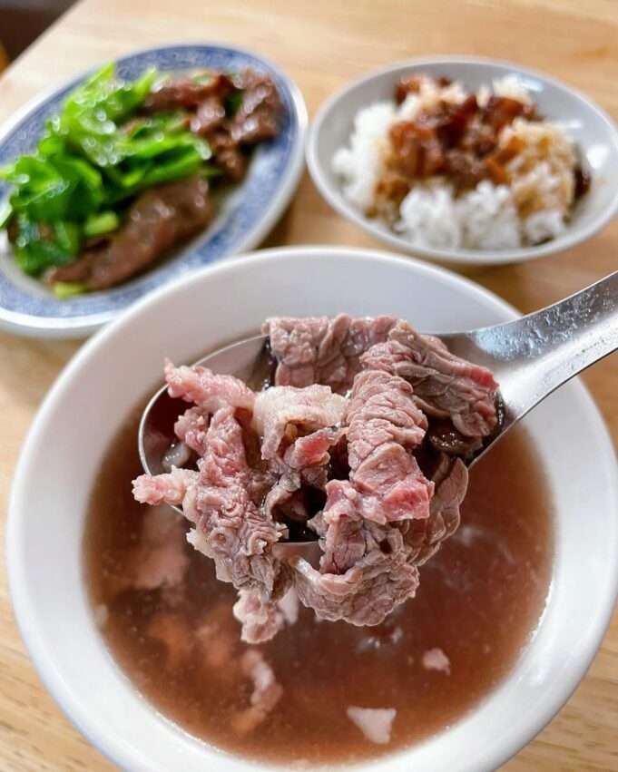 西羅殿牛肉湯の牛肉スープ。淡いピンク色の肉片がシンプルに盛り付けられている
