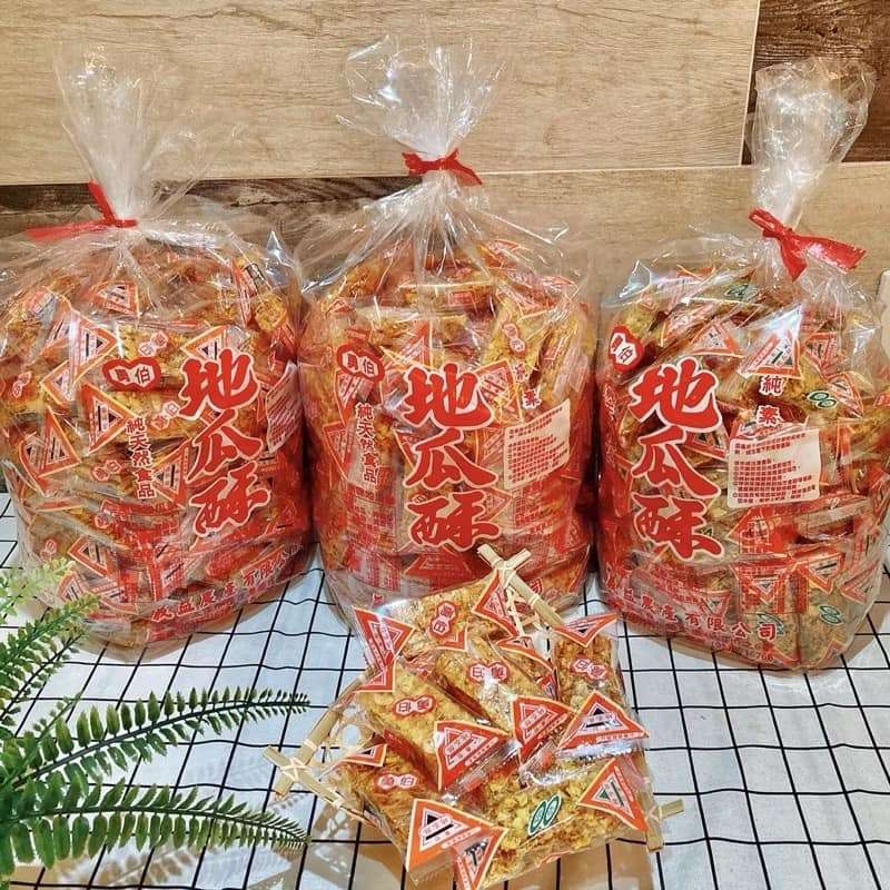 勇伯地瓜酥のパッケージとサツマイモ菓子の商品展示