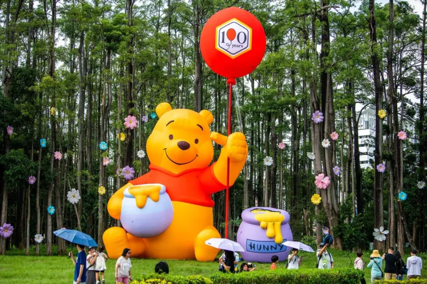 嘉義市の光影芸術展。カラフルな光の投影が公園の景観に映し出される夜間の様子