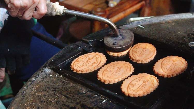 連得堂餅家の薄焼きせんべい商品。薄くパリッとした伝統的な台湾式煎餅が並ぶ